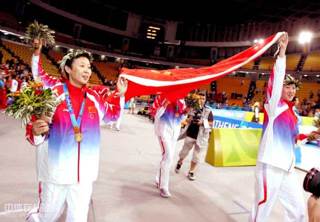 姑娘们绕场致意