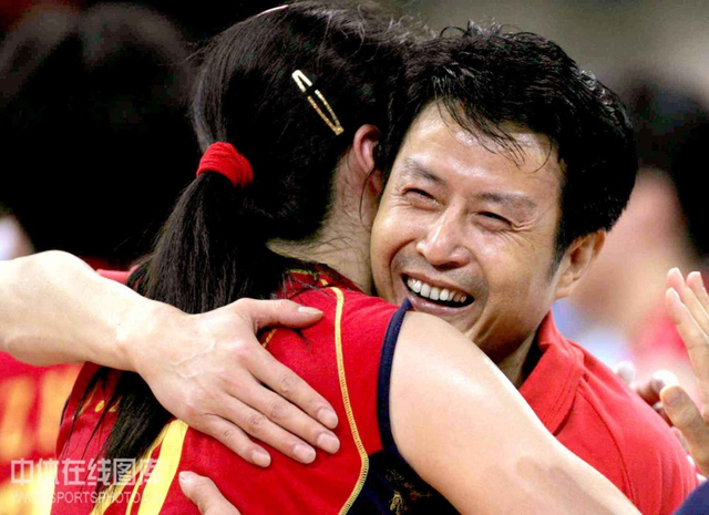 陈忠和拥抱弟子