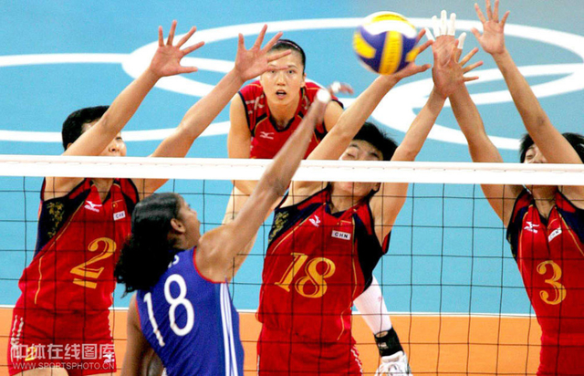 女排三人拦巴罗斯