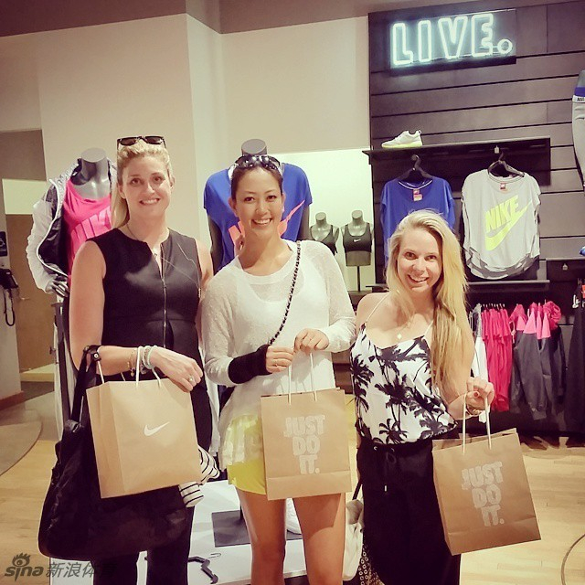 和朋友大购物