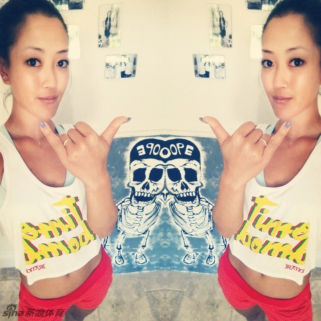 魏圣美与自己的画合影