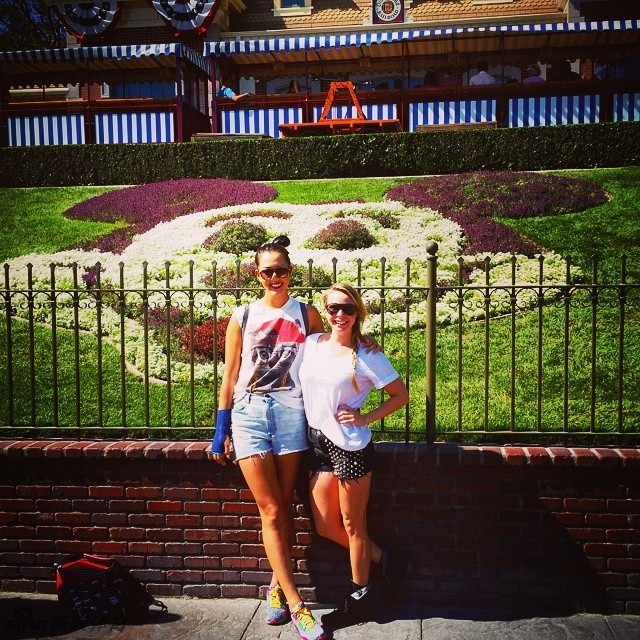 小魔女有双美直大长腿