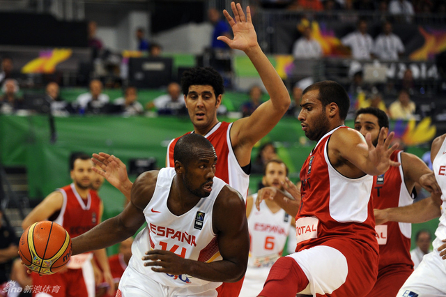 伊巴卡持球进攻