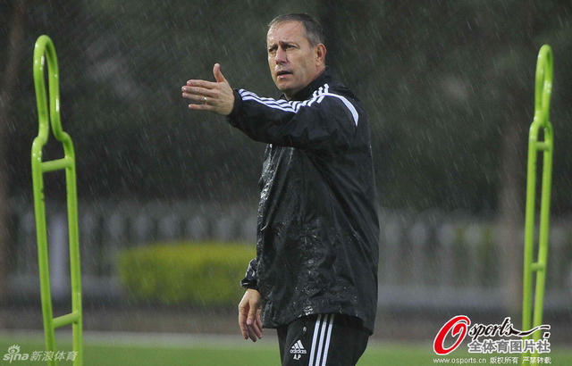 国足雨中坚持训练