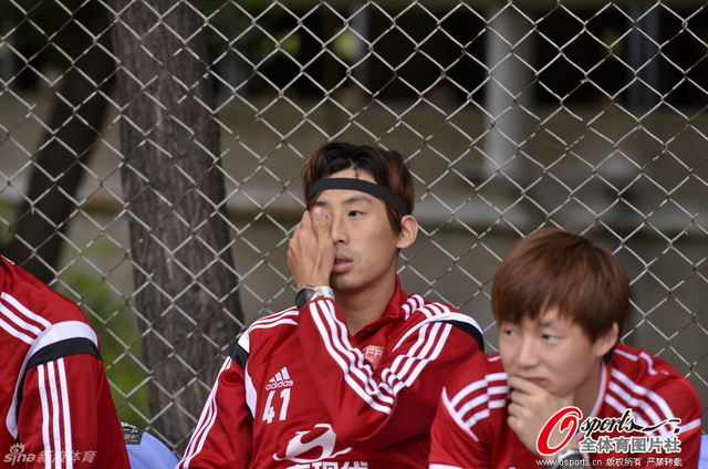 郎征朴成坐在场边