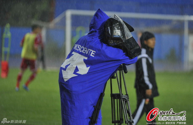 冒雨拍摄的摄像师