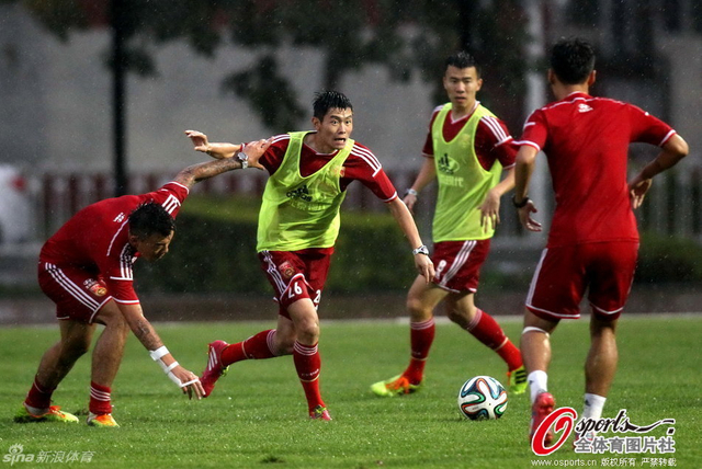 球员冒雨备战科威特