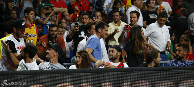 卡西拉莫斯与马竞球员打招呼