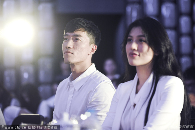 刘翔携新婚妻子出席活动