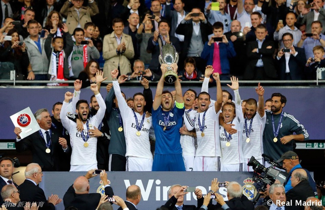 高举欧洲超级杯