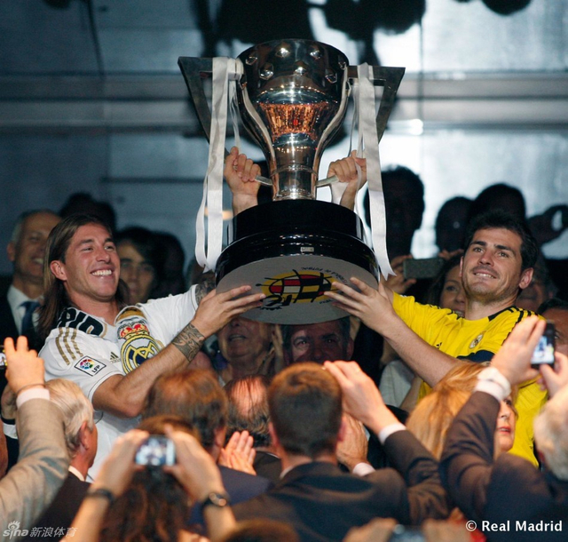 卡西拉莫斯共举奖杯