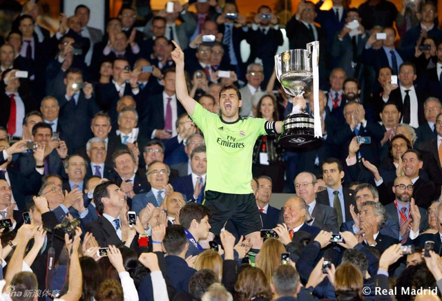 捧起国王杯冠军