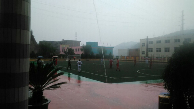 天公不作美下起雨