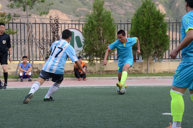 赛场健儿激烈拼抢