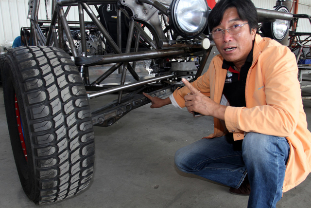 赵永国介绍自己打造的巴吉车