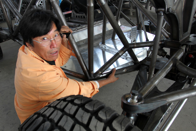 赵永国介绍自己打造的巴吉车