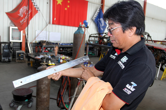 赵永国介绍自己打造的巴吉车