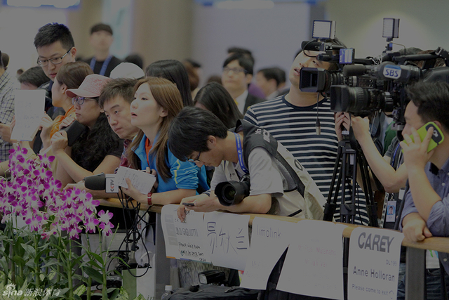 央视记者等待孙杨抵达