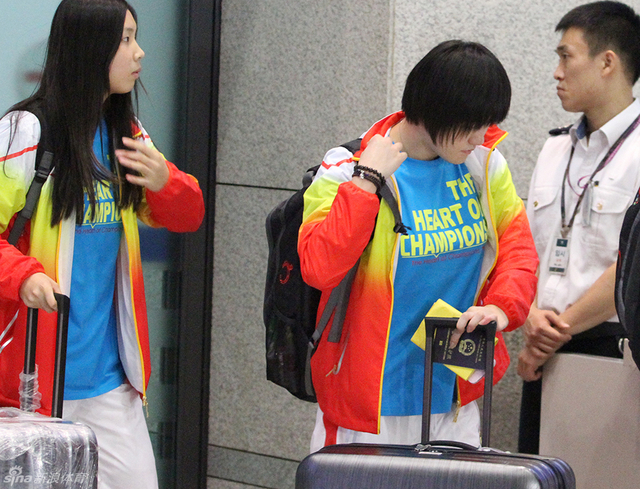 叶诗文轻捋衣衫