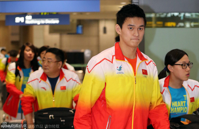 孙杨随游泳队抵仁川