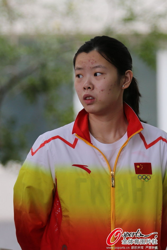 李雪芮左顾右盼