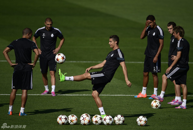 颠球队员引围观