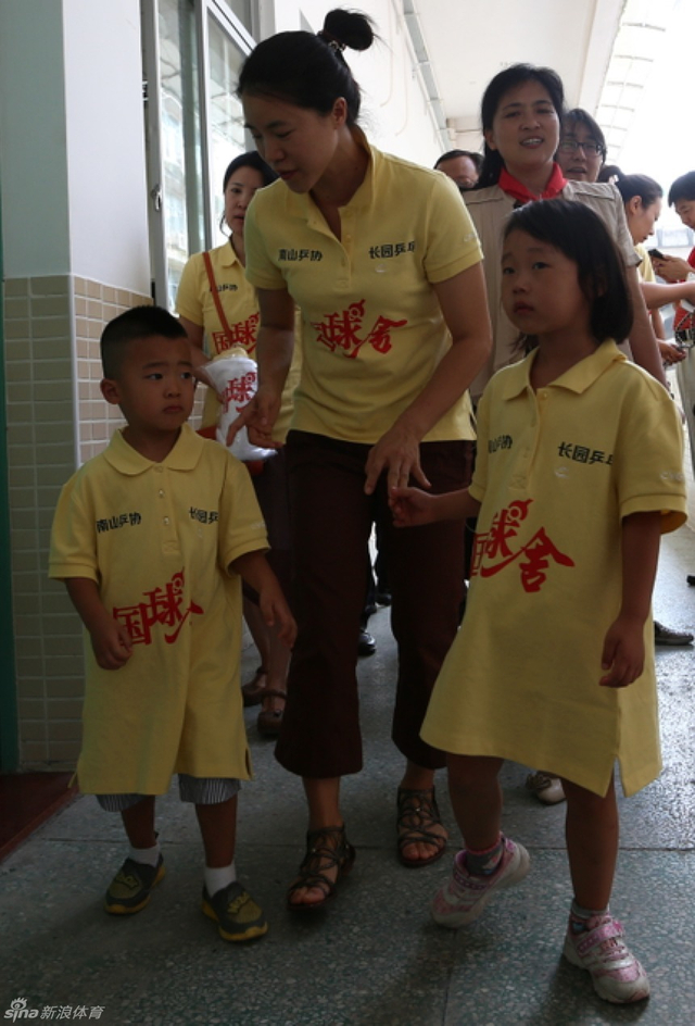 王楠带郭麒和其他小组员一起走进留仙小学