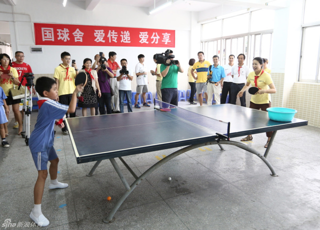 王楠与小学乒乓球队的队员们练球