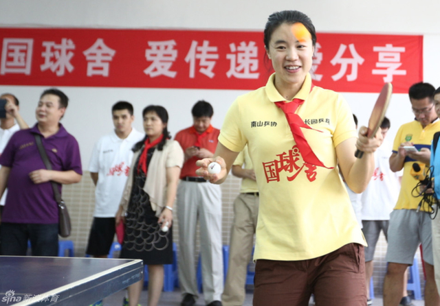 王楠与小学乒乓球队的队员们练球