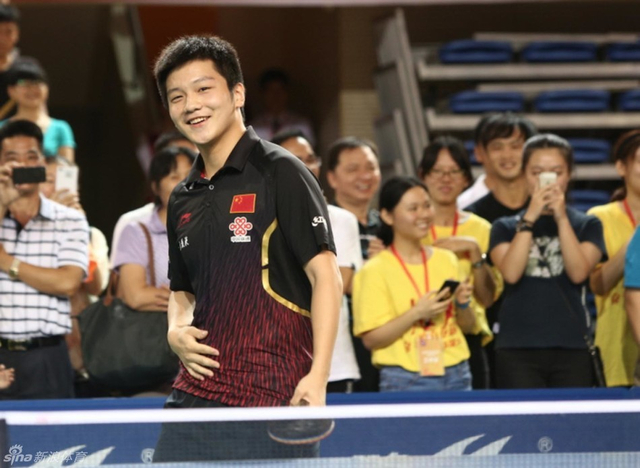 中国男乒走进深圳大学
