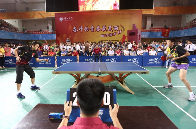 许昕和队友打起表演赛