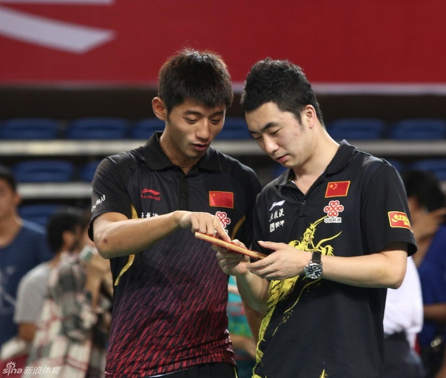 张继科与队友交流