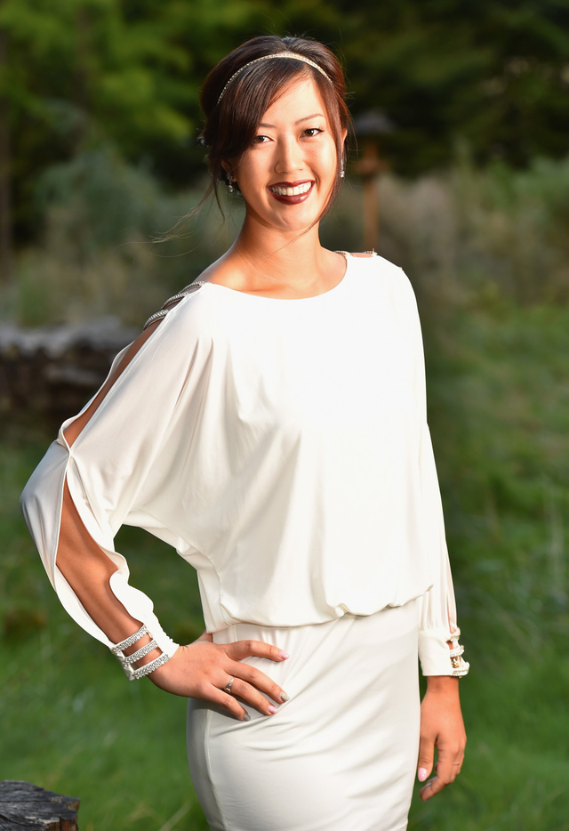 乌红色嘴唇显眼