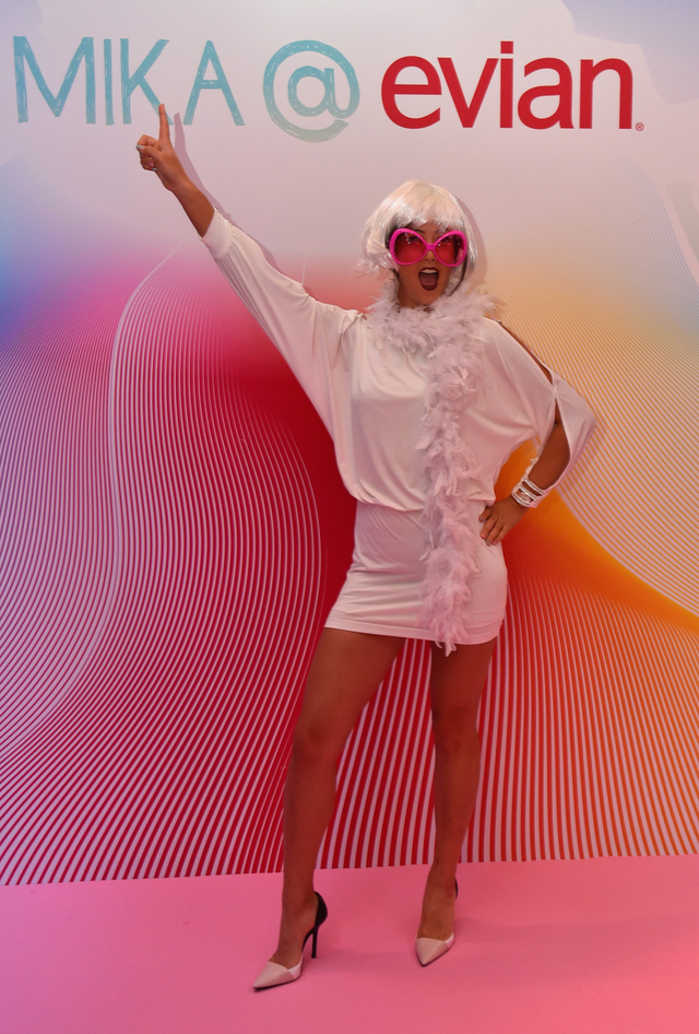 戴上假发就换了个人