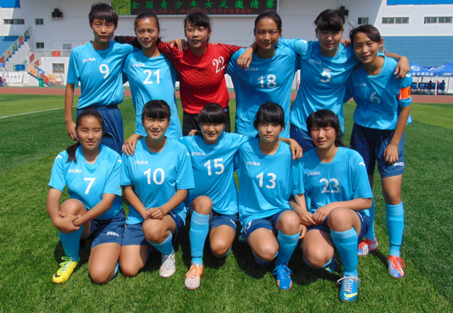 烟台女足乙组队员全家福