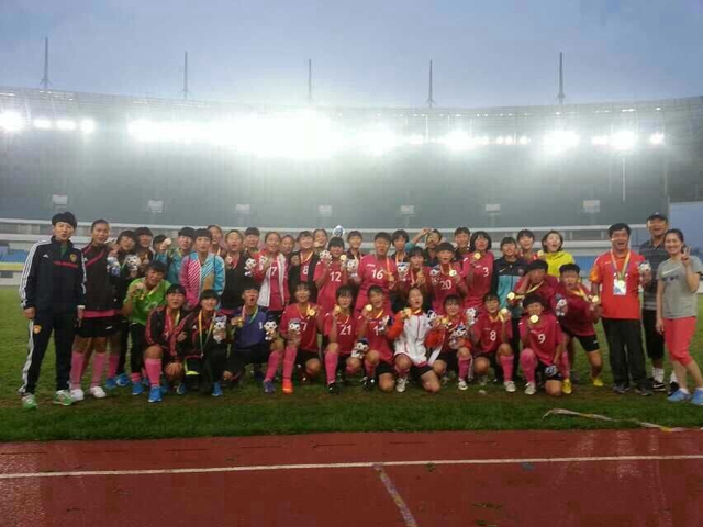 参赛队员与教练团队合影