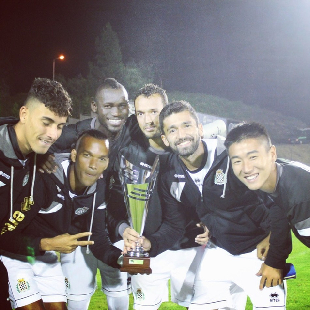 韦世豪和队友热身赛夺冠庆祝