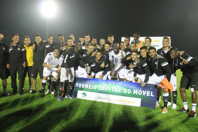 韦世豪和队友一起庆祝热身赛夺冠