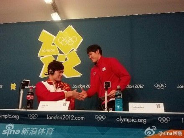 奥运会新闻发布会上朴主动找孙杨握手
