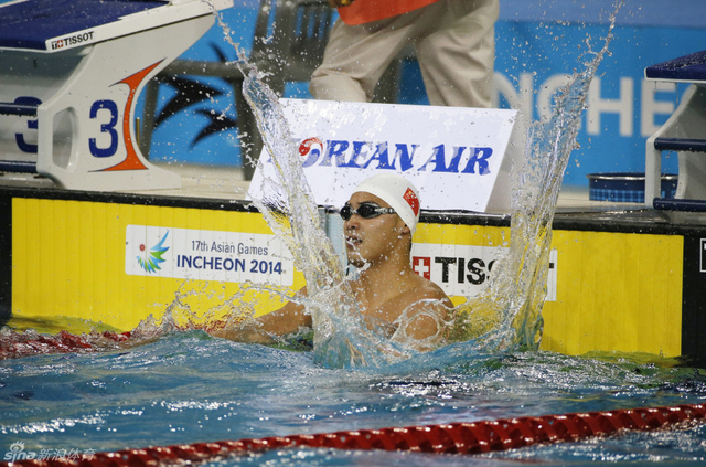 新浪直击男子50米蝶泳施扬夺冠