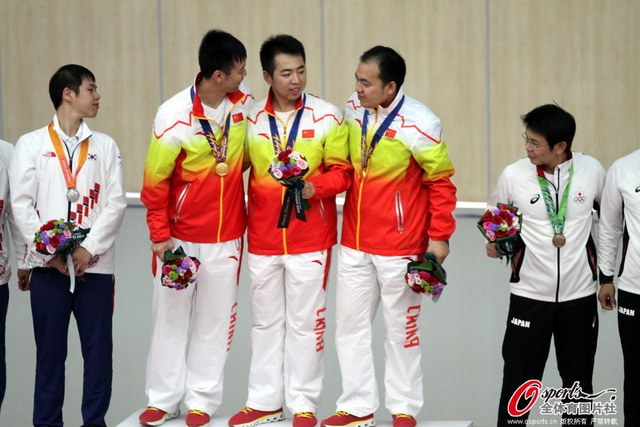 曹逸飞朱启南揽金银