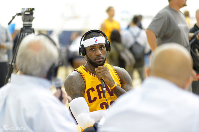 詹姆斯在媒体日现场