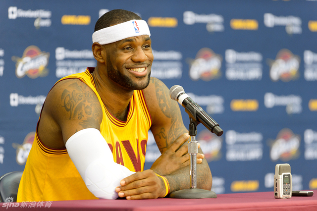 詹姆斯出席发布会