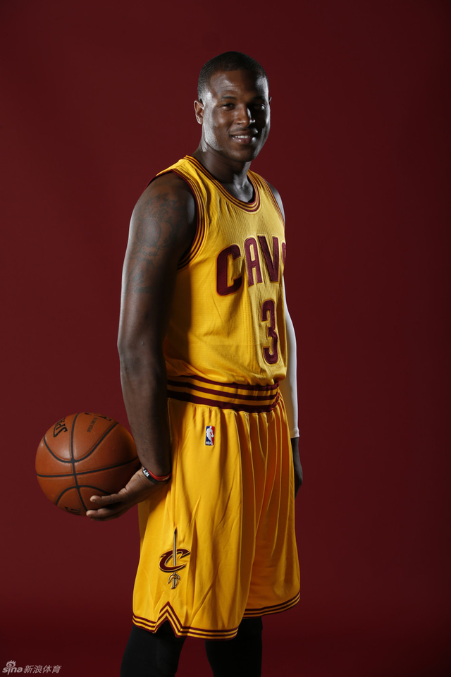 维特斯新赛季定妆照