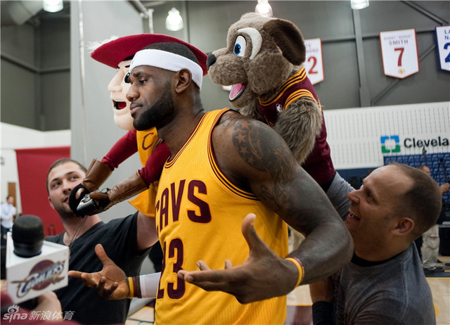 詹姆斯与吉祥物