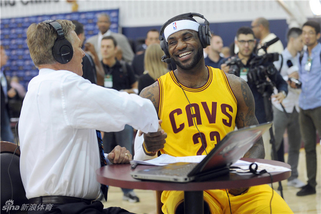 詹姆斯出席发布会