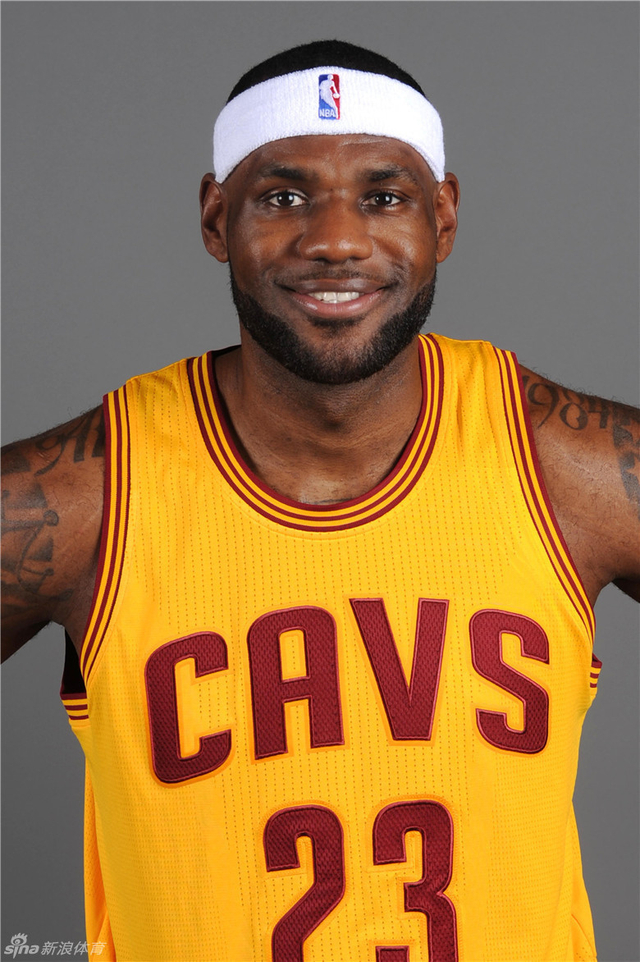 詹姆斯露出笑容