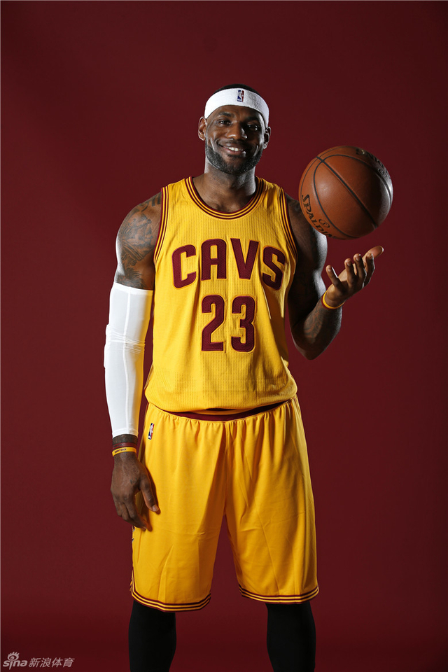 詹姆斯抛球瞬间