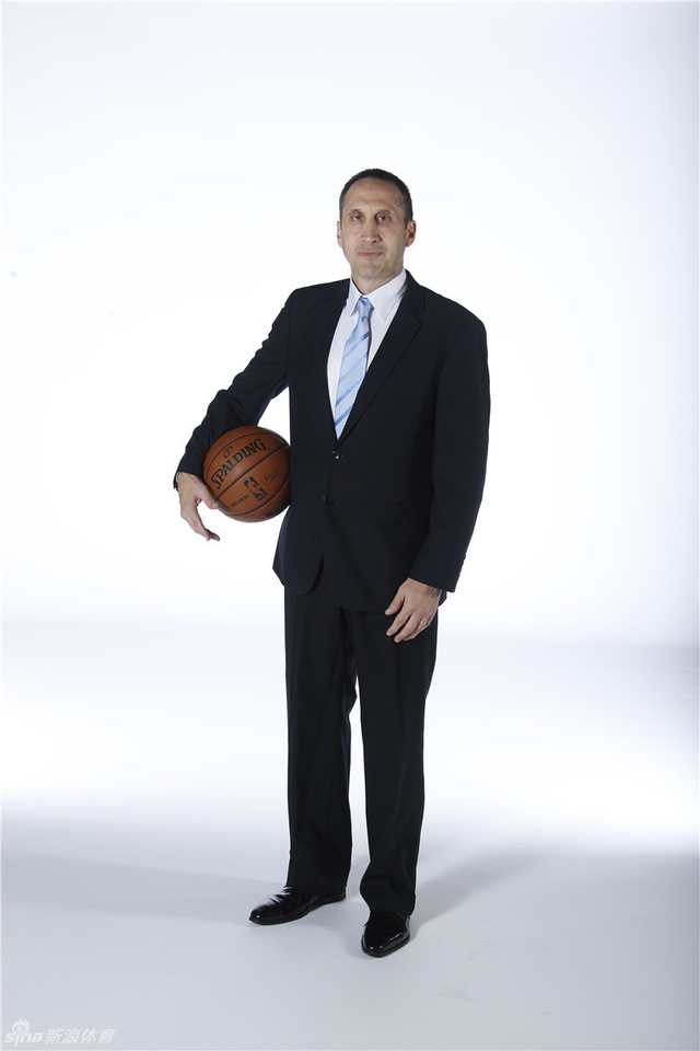 主教练布拉特新赛季定妆照