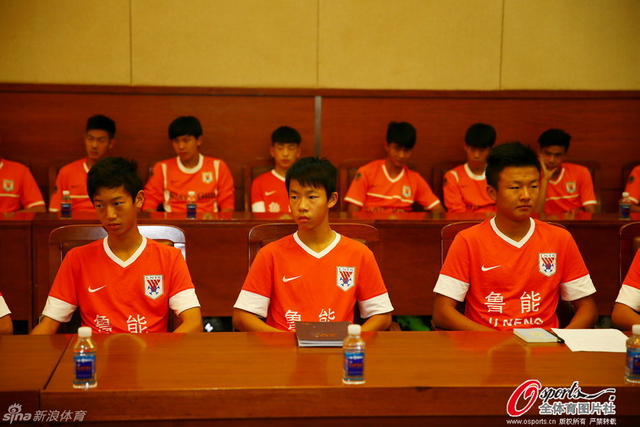 小球员听取讲话